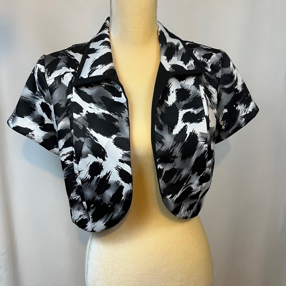 Black and White Cropped Short Sleeve Suit Jacket Top Size 10P